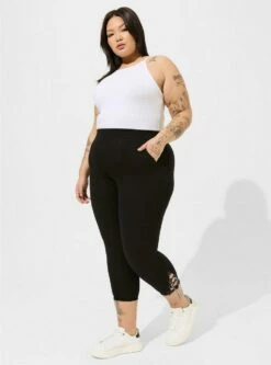 Crop Signature Waist Lace Applique Pocket Legging